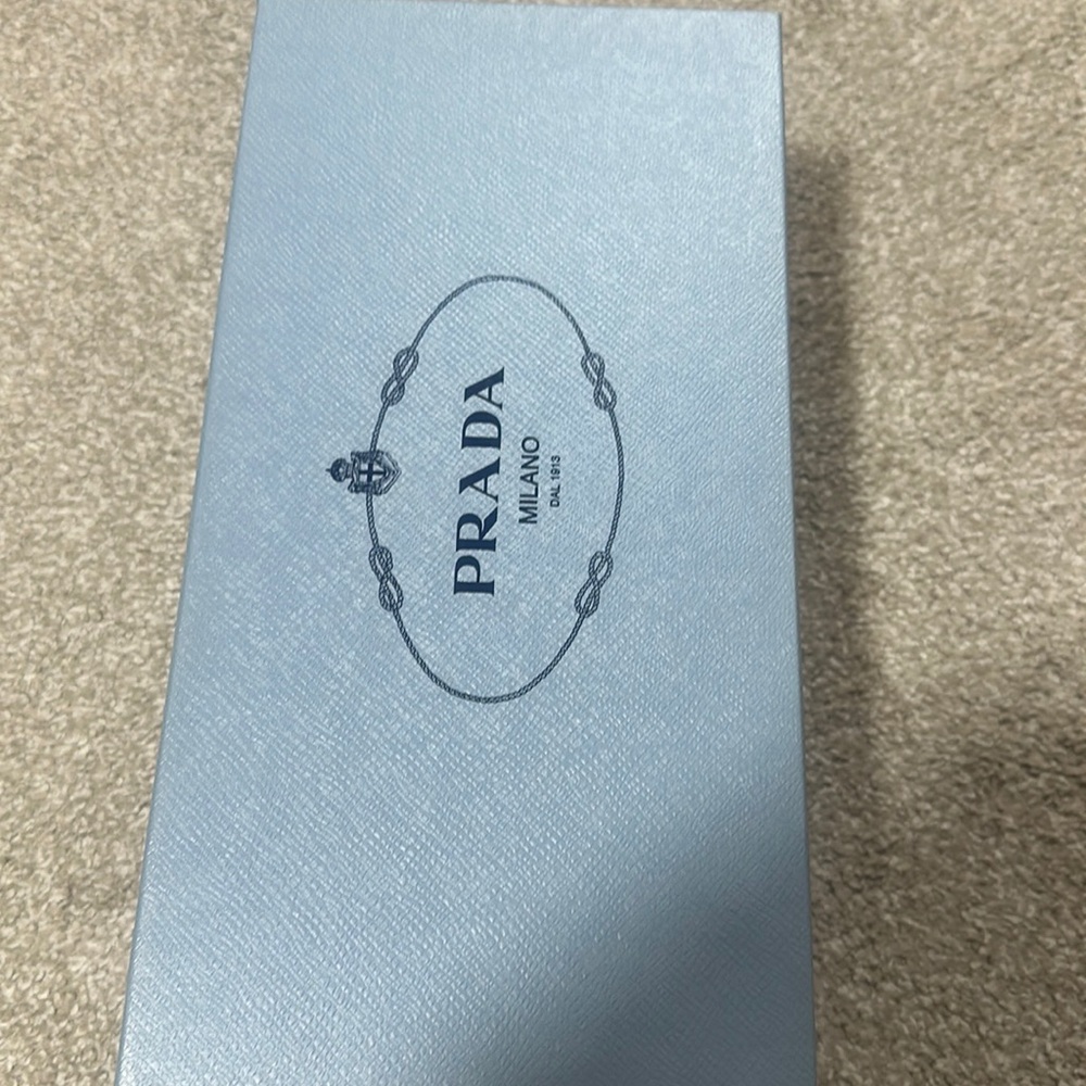 Prada - Picture 2 of 5
